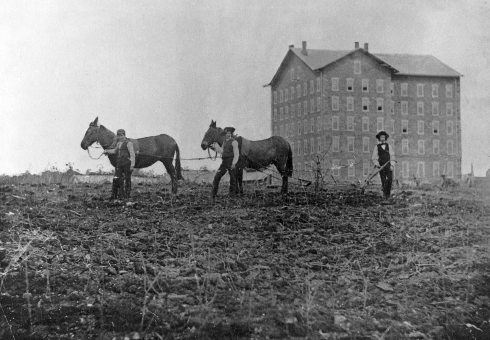 Historic photo of Farmer's High School, precursor to Penn State University. 